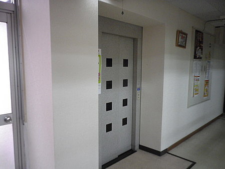 ２階利用者の足が悪くなった場合において、杖歩行の方やシルバーカー利用の方でも安心して昇降して頂ける様、３人用のエレベーターを完備しています。