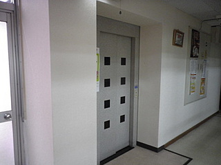２階利用者の足が悪くなった場合において、杖歩行の方やシルバーカー利用の方でも安心して昇降して頂ける様、３人用のエレベーターを完備しています。