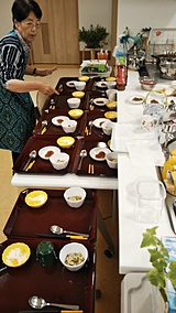 職員と一緒に配膳