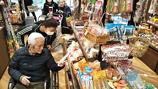 ショッピングモールへお買い物