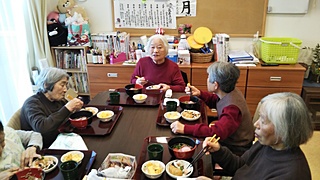 「皆で食べるとおいしいね。」
