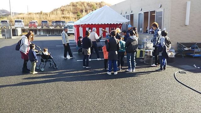 地域の皆様と餅つき